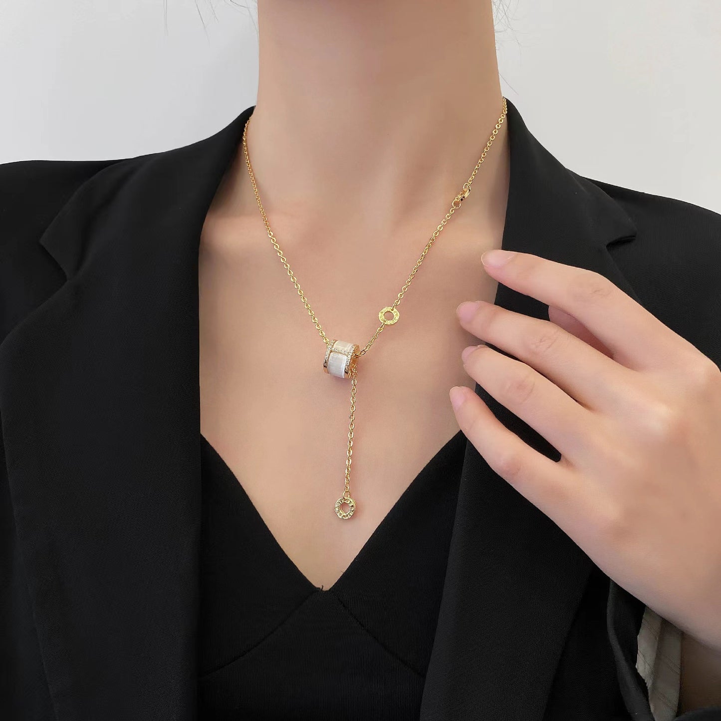 Colliers de clavicule de luxe minoritaires en acier titane pour femmes