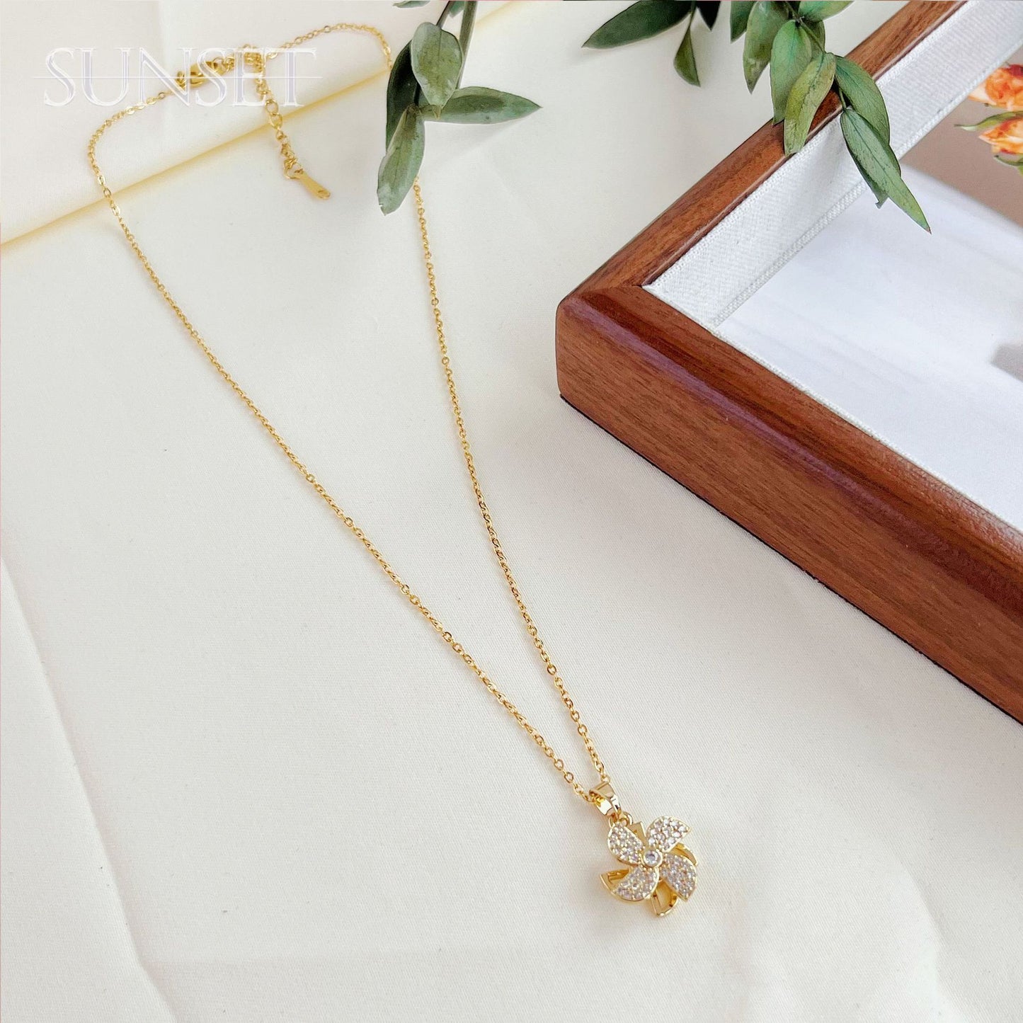 Women's Rotating Windmill Simple Niche Design Light Necklaces