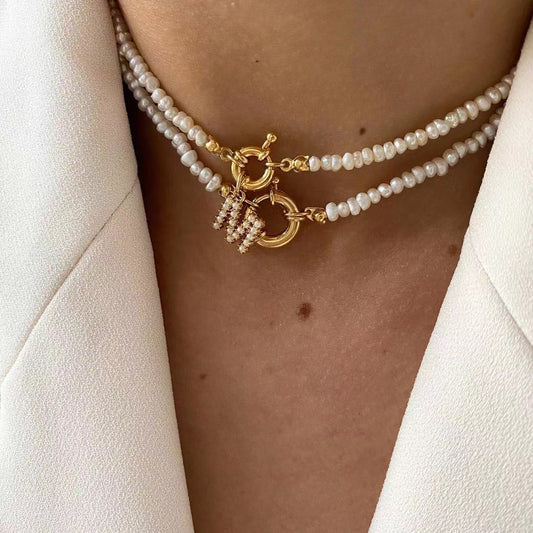 Colliers simples avec lettres de conception de niche féminine en perles