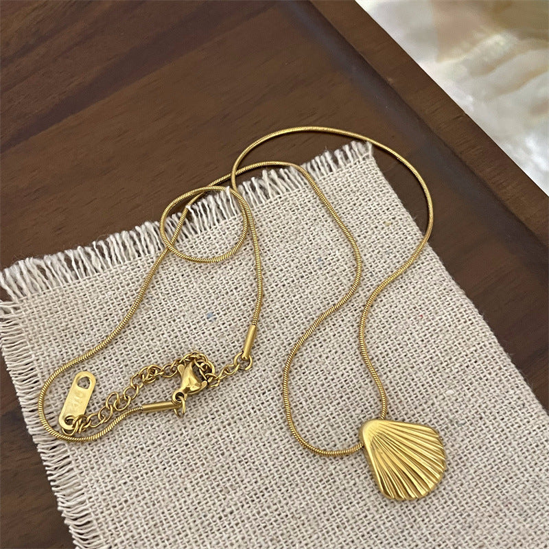 Women's Simple Gold Fan Shell Light Luxury Necklaces