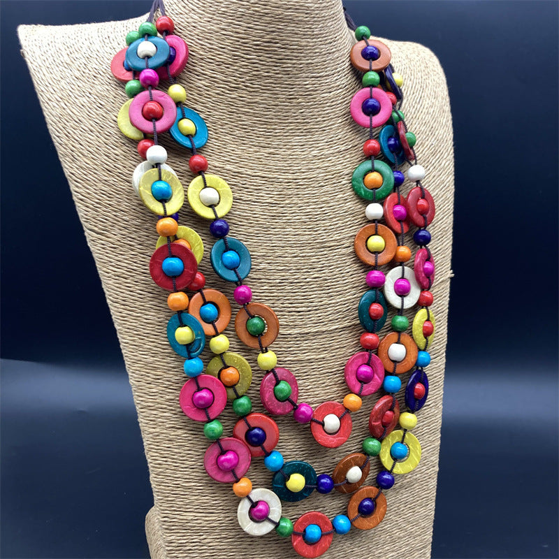 Hölzerne Halsketten im Retro-Ethno-Stil mit Distressed-Ornamenten