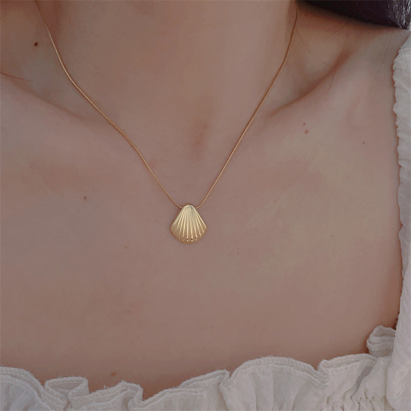 Women's Simple Gold Fan Shell Light Luxury Necklaces