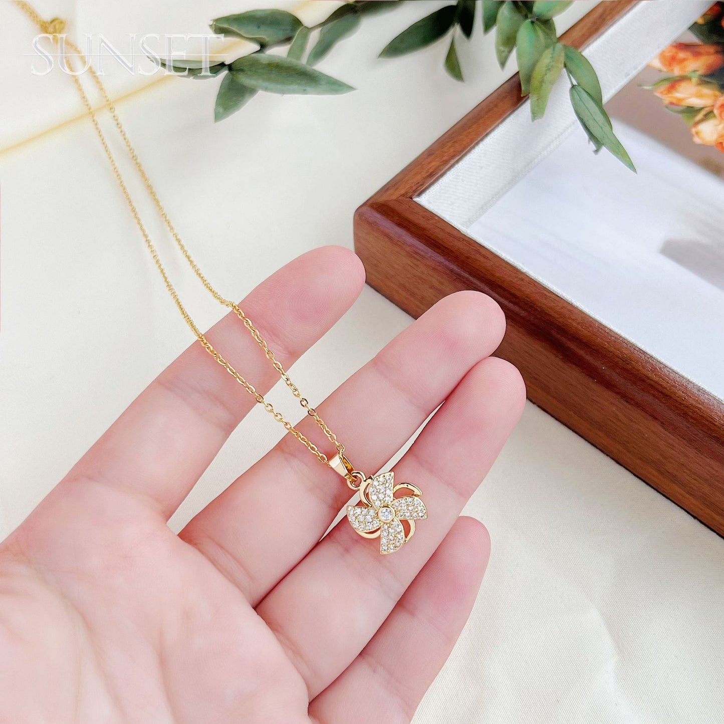 Women's Rotating Windmill Simple Niche Design Light Necklaces