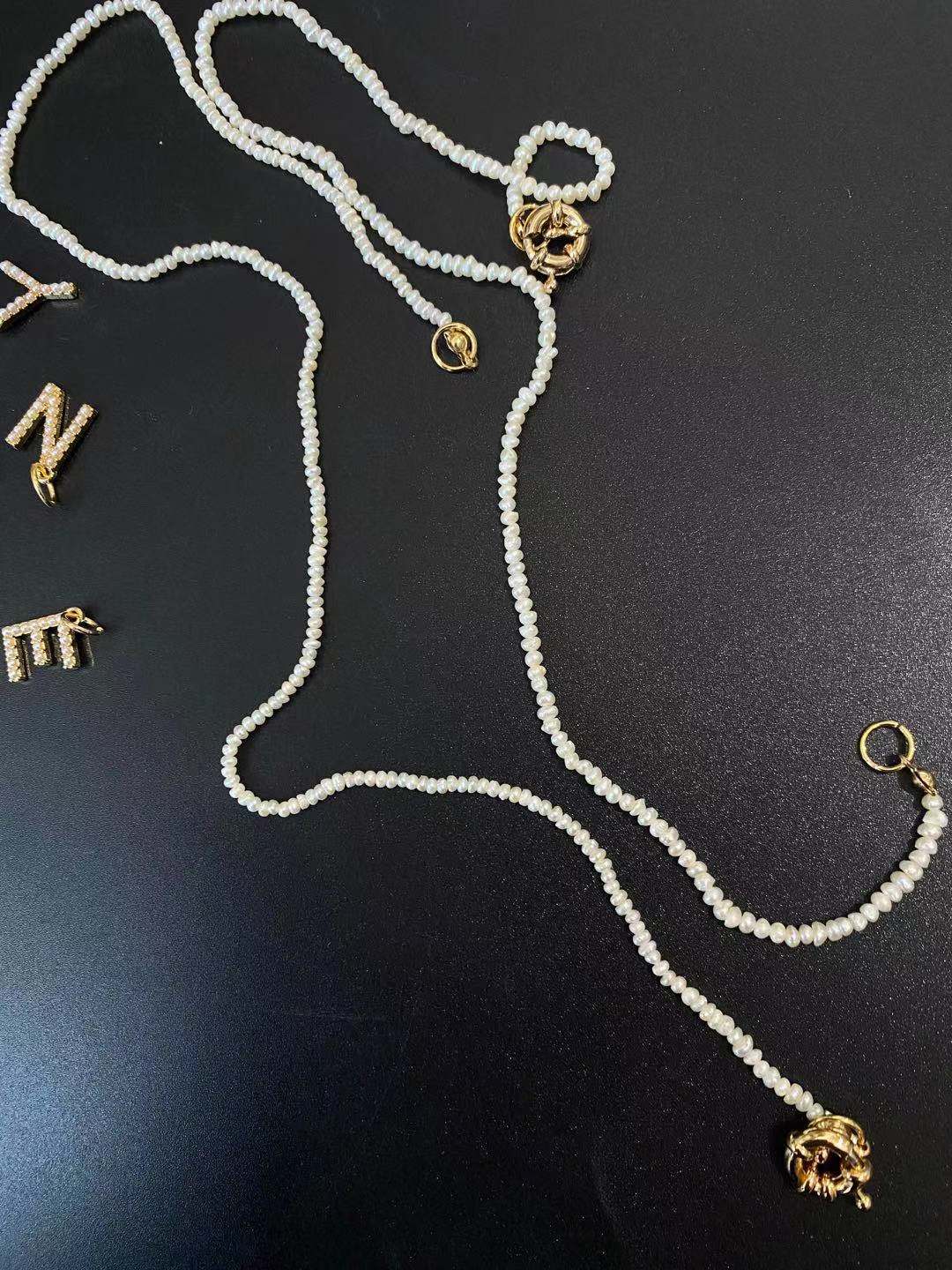 Colliers simples avec lettres de conception de niche féminine en perles