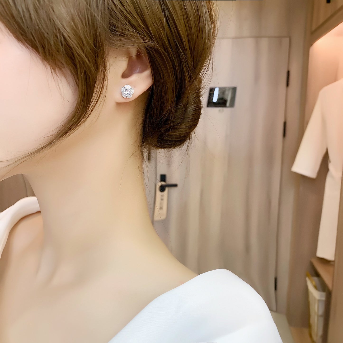 Women's Graceful And Fashionable Flower Zircon Ear Earrings