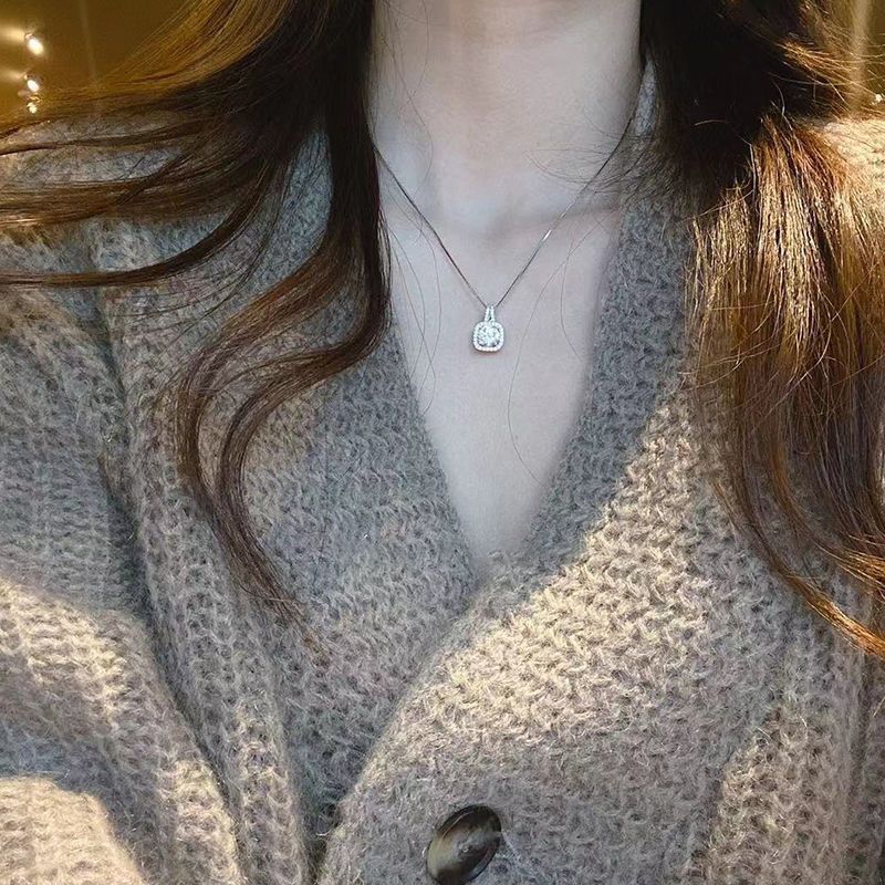 Colliers avec pendentif en diamant carré brillant pour femmes, chaîne de clavicule Simple