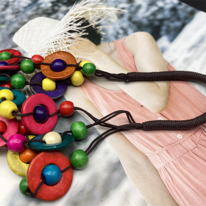 Hölzerne Halsketten im Retro-Ethno-Stil mit Distressed-Ornamenten