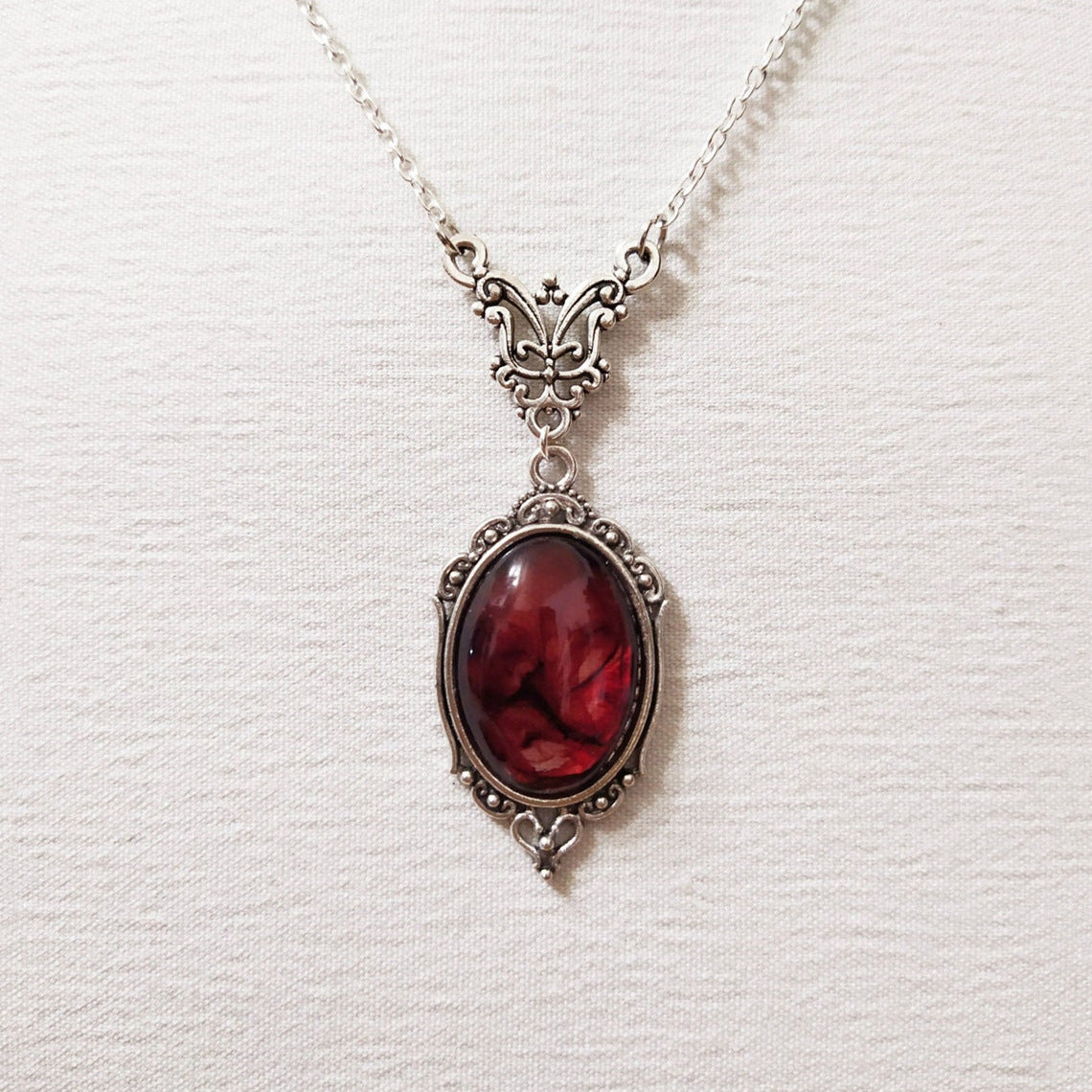 Roter Quarzkristall, versilbert, Schmetterlings-Halsketten