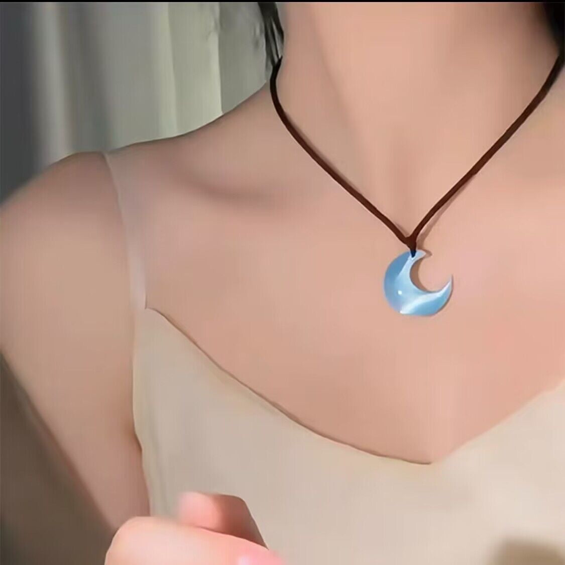 Colliers avec pendentif croissant de sentiment de froid chinois, effet oculaire