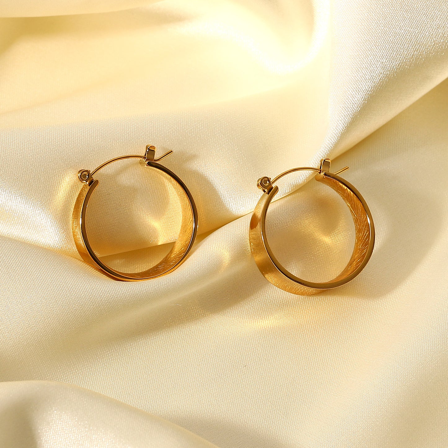 Women's Minimalism Gold-plated Stainless Steel Curved Glossy Earrings